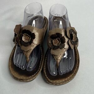 Clarks Artisan Embellished‎ Flowers Thong Comfort Sandals Size 9 M